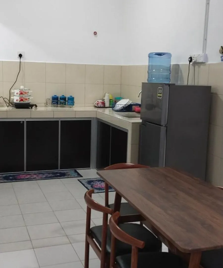 Nana Homestay Parit Buntar 0*,